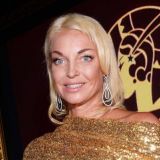 Волочкову умоляют перестать сниматься голой