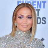 Сексуальная Лопес на яхте за 130 миллионов долларов восхитила своими формами