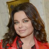 Уже не выручалочка: 48-летнюю Королеву заметили на улице с палочкой