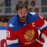 Элитные покупки и места: жену Овечкина сняли с наследницами Глаголевой