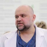 Денис Проценко предложил отменить обязательное ношение противочумных костюмов в 