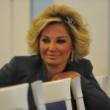 Сексуальная кошечка: Максакова перешла от слов к делу и оказалась на четвереньках