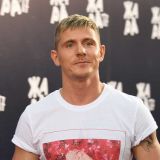 Спрячьте спичку и не позорьтесь: нежного дружка Лазарева унизили за малюсенький член