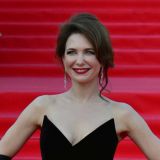 43-летняя Климова в калошах устроила концерт на пне