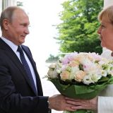 Поздоровалась на русском: Путин подарил Меркель цветы