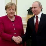 Путин попросил Меркель повлиять на не выполняющую Минские соглашения Украину