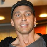 Сбросивший с себя одежду Тарзан вызвал омерзение: Труселя не маловаты?