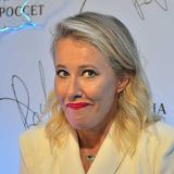 Пьяная Собчак задрала платье и справила нужду в подъезде хрущевки