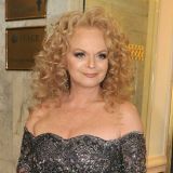 Обвисшая кожа и испещренное пятнами лицо: как на самом деле выглядит Лариса Долина