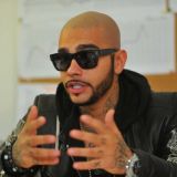 Раздвинувшую ноги любовницу Тимати подняли на смех: Весь отпуск в такой позе