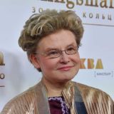 Разочарованная мать поставила на Малышевой крест: Старая дева