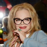 65-летняя Долина в мини-юбке вызвала ажиотаж