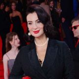 Раздвинувшая 