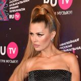 Поработавшая ртом Боня открыла бизнес со ставкой на интим