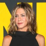 Ищущая любви Энистон знакомится с мужчинами в общественных местах