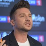 Мат и неприличный жест: Лазарева заклеймили за снимок голых детей