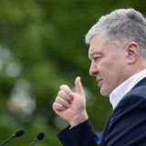 Грабил страну! Порошенко закидали помидорами на митинге и прогнали прочь