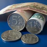Экономист: рубль начнет ослабевать через год 