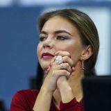 Нелепую Кабаеву в траурном костюме показали на всех экранах страны