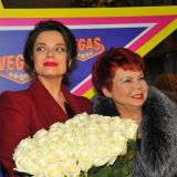 75-летняя мать Королевой развлекалась с незнакомыми мужчинами: Прелести показывает!