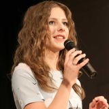 Не отпускает: ставшая матерью Арзамасова вынуждена терпеть лишения