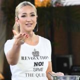 С треском провалившуюся Бузову закидали камнями