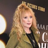 Спрятавшая глаза Пугачева на прогулке с красавцем вызвала фурор