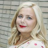 Надевшая кольцо Пегова откровенно о замужестве: Готова мчаться за ним и признаваться в любви