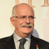 Фото Михалкова с младенцем на руках произвело фурор