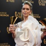 Ну и змея! Купающуюся в роскоши Брежневу вывели на чистую воду