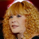 Скрывающуюся за темными очками Пугачеву засняли с молодым красавцем