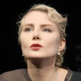 Появившаяся на людях в драных колготках Литвинова спряталась за цветочным горшком