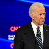 Байден замер в неестественной позе во время выступления