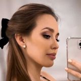 Обессилевшей Костенко с сыном на руках указали на выход