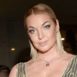 Мужик держал за спину: старушку Волочкову под руки раскладывали на шпагат