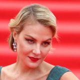 Обвешанная бриллиантами Литвинова вызвала оторопь: Зачем брить брови?