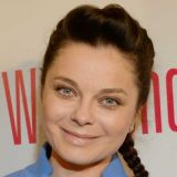 Королева пожертвовала собой ради сына: Нелепый вид и скованные конечности