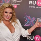 Огромный бюст пьяной Семенович попал на видео 