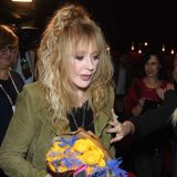 Так и льнет: Замужнюю Пугачеву в короткой юбке засняли с Буйновым 