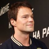 Переломанный Козловский появился на публике: Опирался на больную ногу