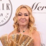 Неуместное поведение: звезд разнесли за шикарный бал во время пандемии