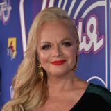 Драные колготки и искусственные цветы на голове: поймавшая дзен Долина объявила себя самой красивой