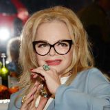 Нигде не работает, живет у мамы и скрывает отца ребенка: что стало с единственной дочерью Ларисы Долиной