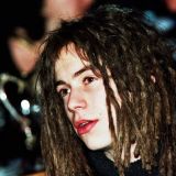 Блеснувшая перед сыном голой грудью вдова Децла шокировала странной выходкой