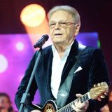 Измученный страшными болями Антонов напугал народ: Прятался за очками и кепкой