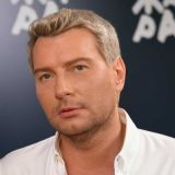 Активно двигающего бедрами Баскова сняли с юной тиктокершей