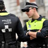 Испанские полицейские вытащили собаку из обледенелого пруда