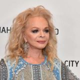 Появление 66-летней Долиной вызвало оторопь: Неудачная восковая фигура