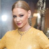 Расставившая ноги Ходченкова вызвала ажиотаж почерневшей промежностью