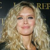 Едва прикрывшая срам Брежнева бесстыдно изогнулась в толпе мужиков